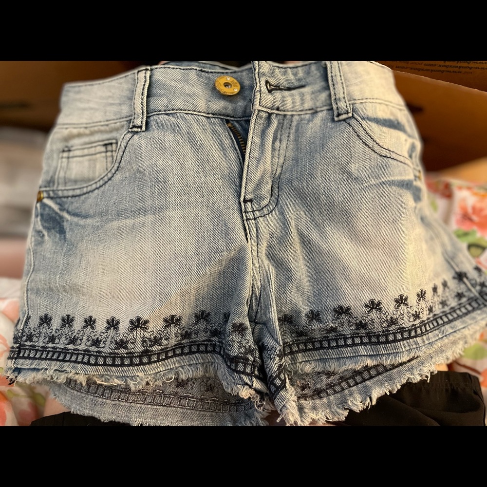 Jean shorts with embroidered details